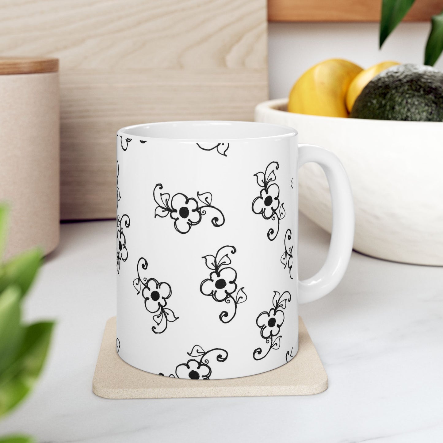 Daisy Scroll White / Black Cup