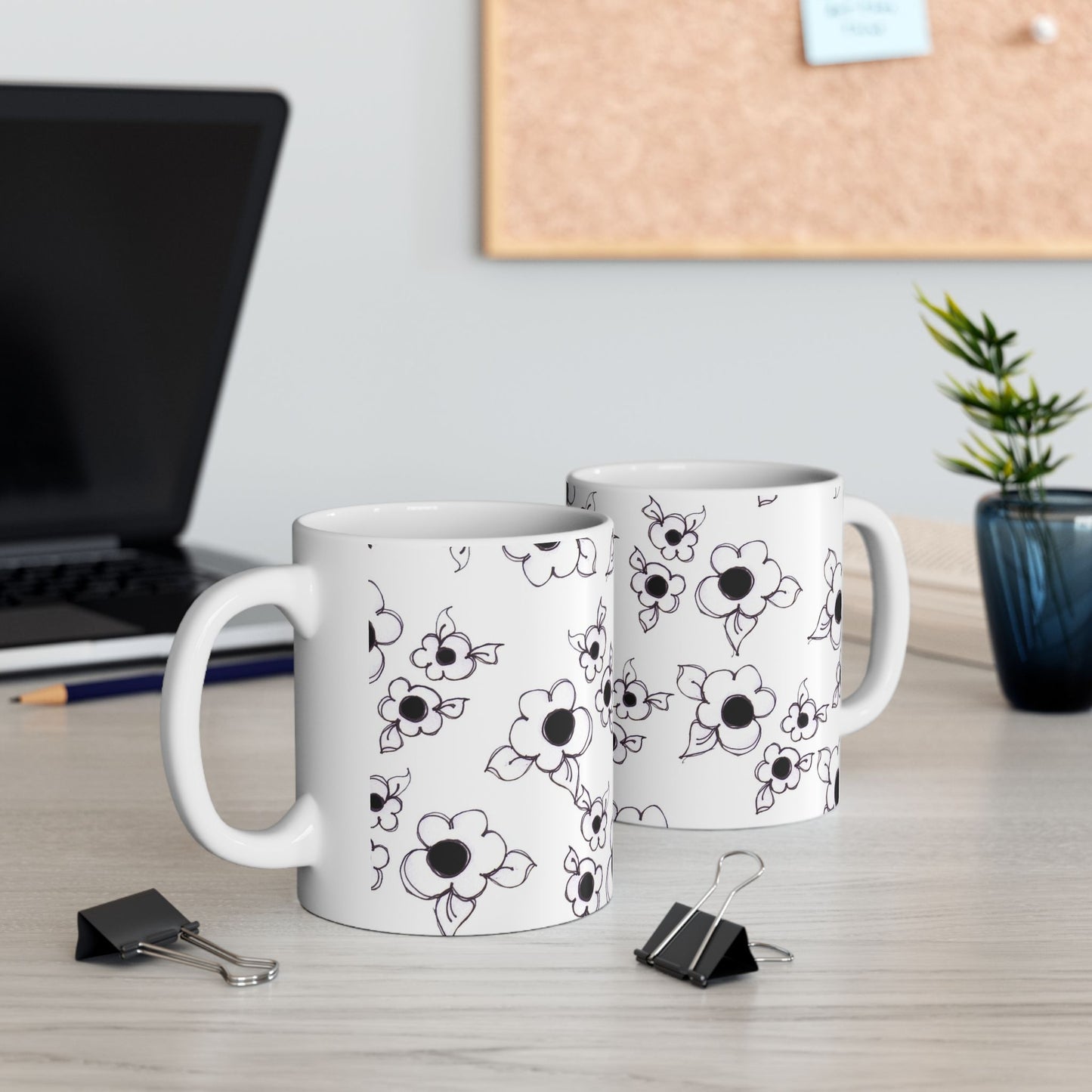 Daisy Cluster White / Black Cup