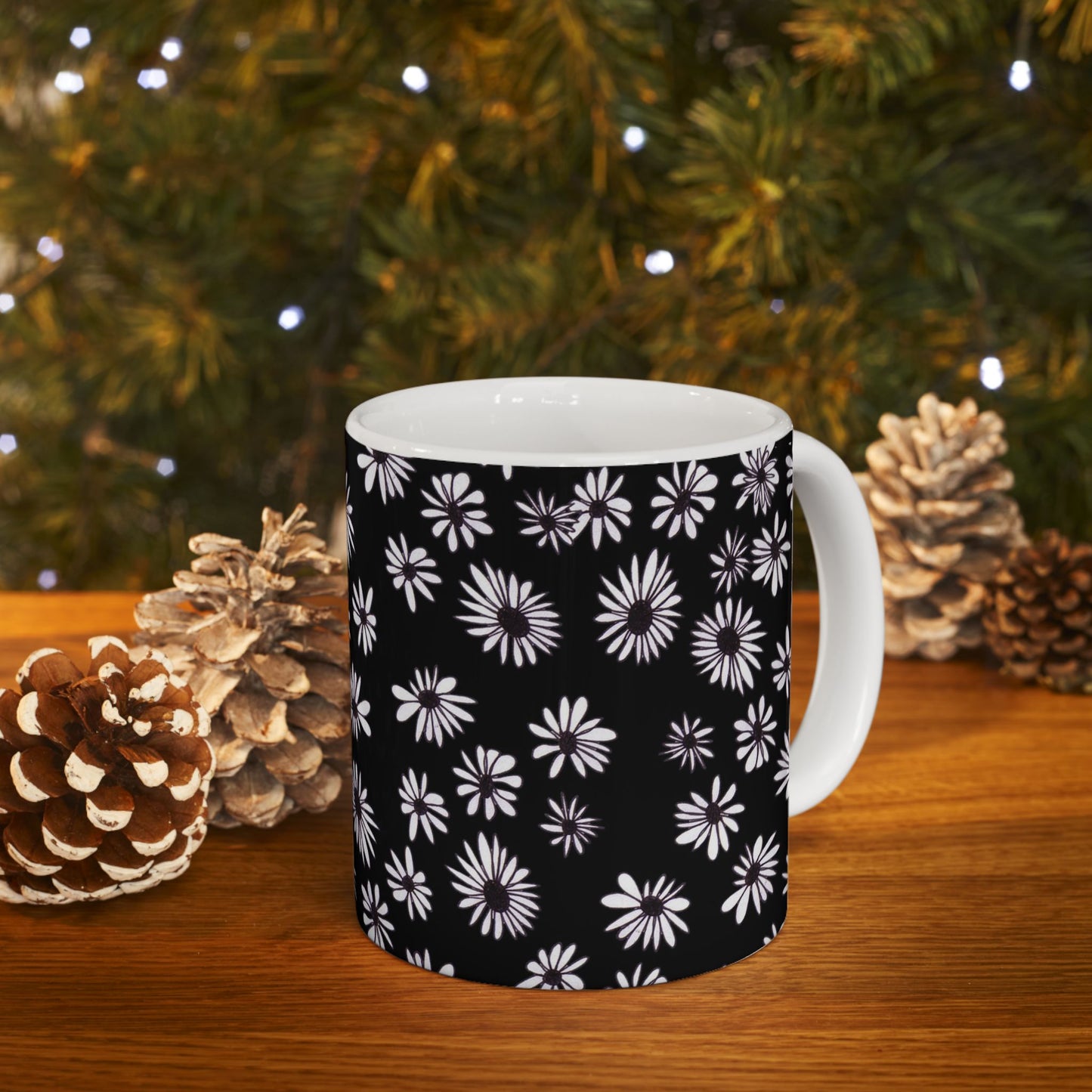 Random Daisy Black / White Cup