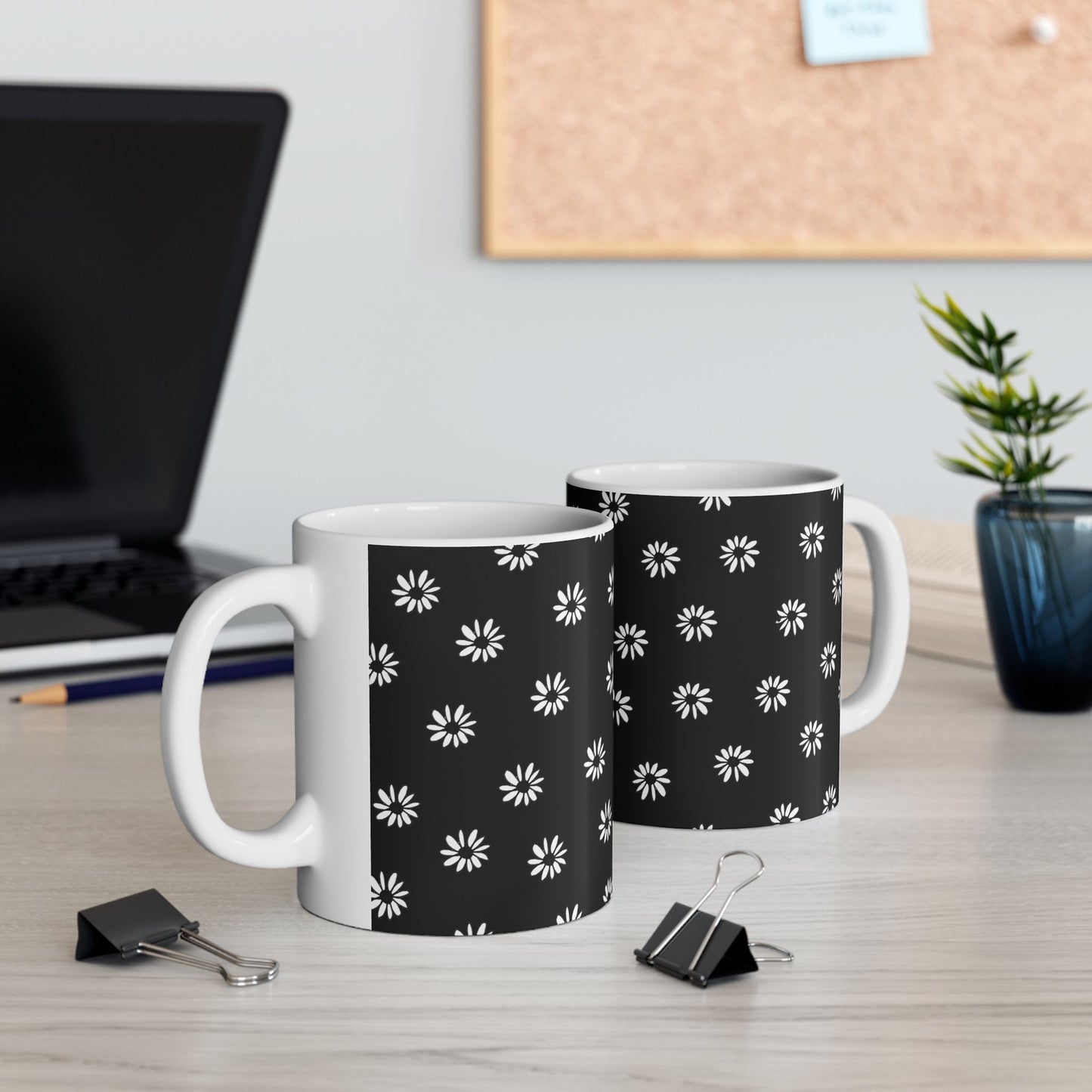 Daisy Dot Black / White Cup
