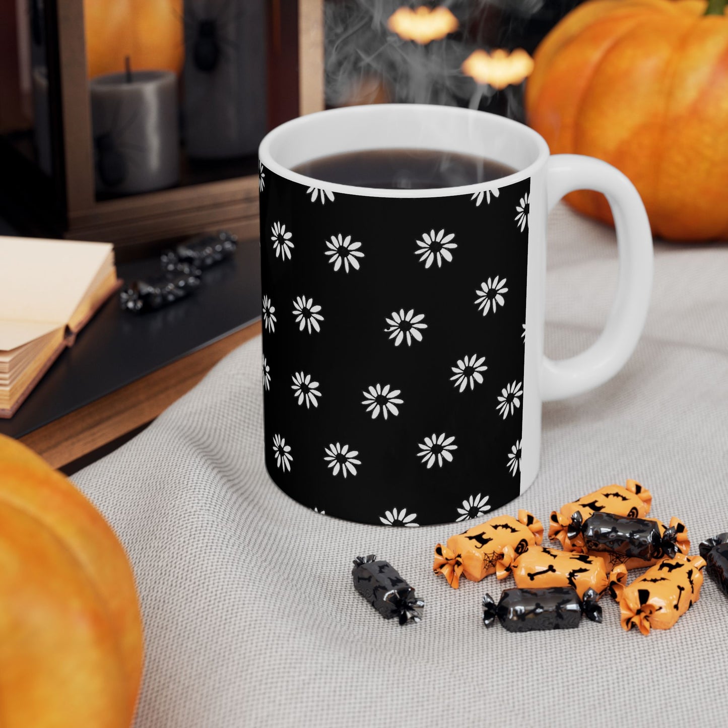 Daisy Dot Black / White Cup
