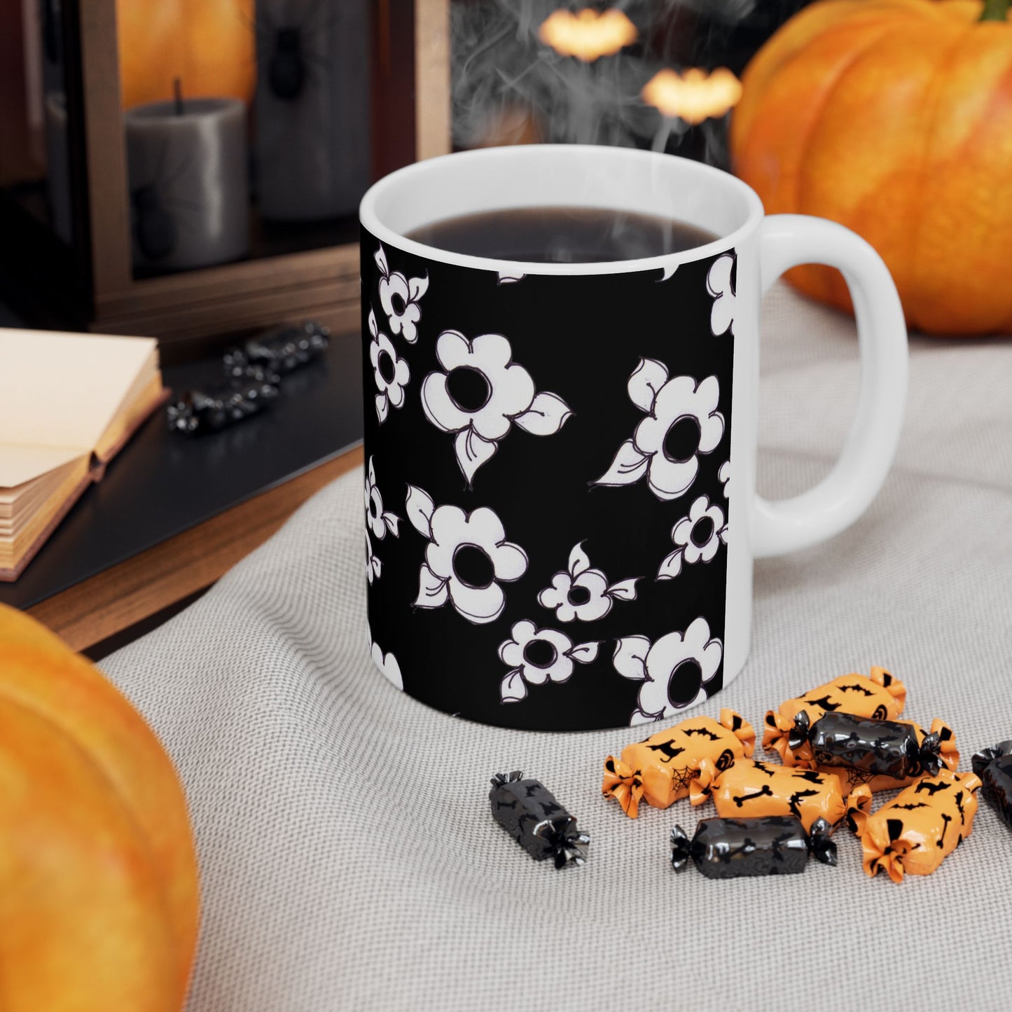 Daisy Cluster Black / White Cup