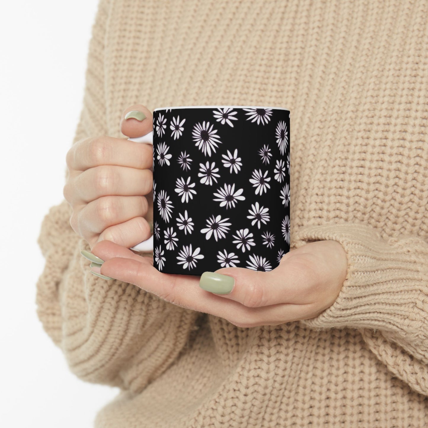 Random Daisy Black / White Cup